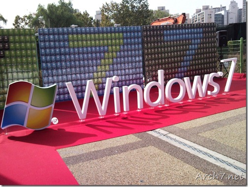 레드 카펫을 거닐고 있는 Windows 7.